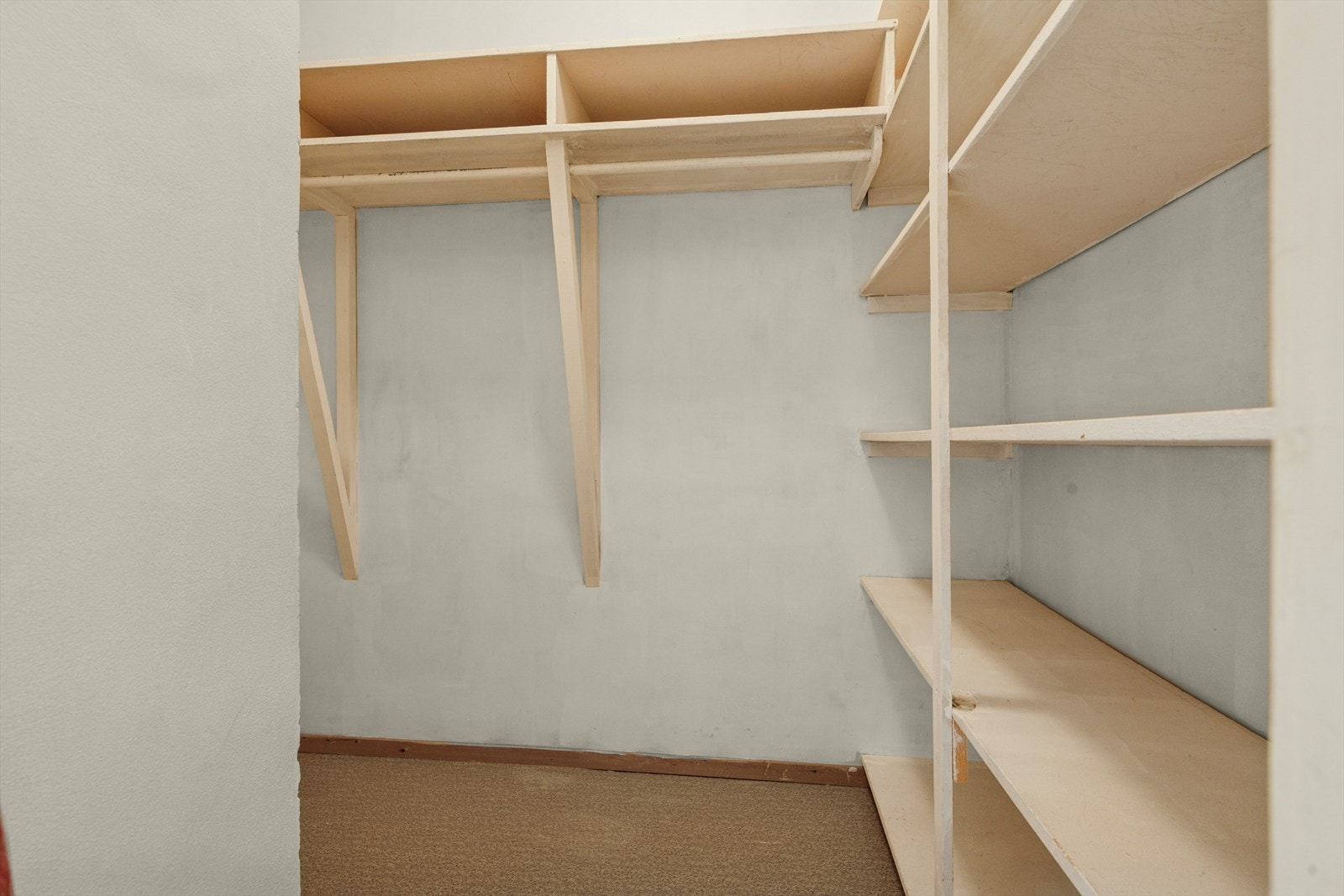 Garderobe med plassbygde hyller. Galleribilde