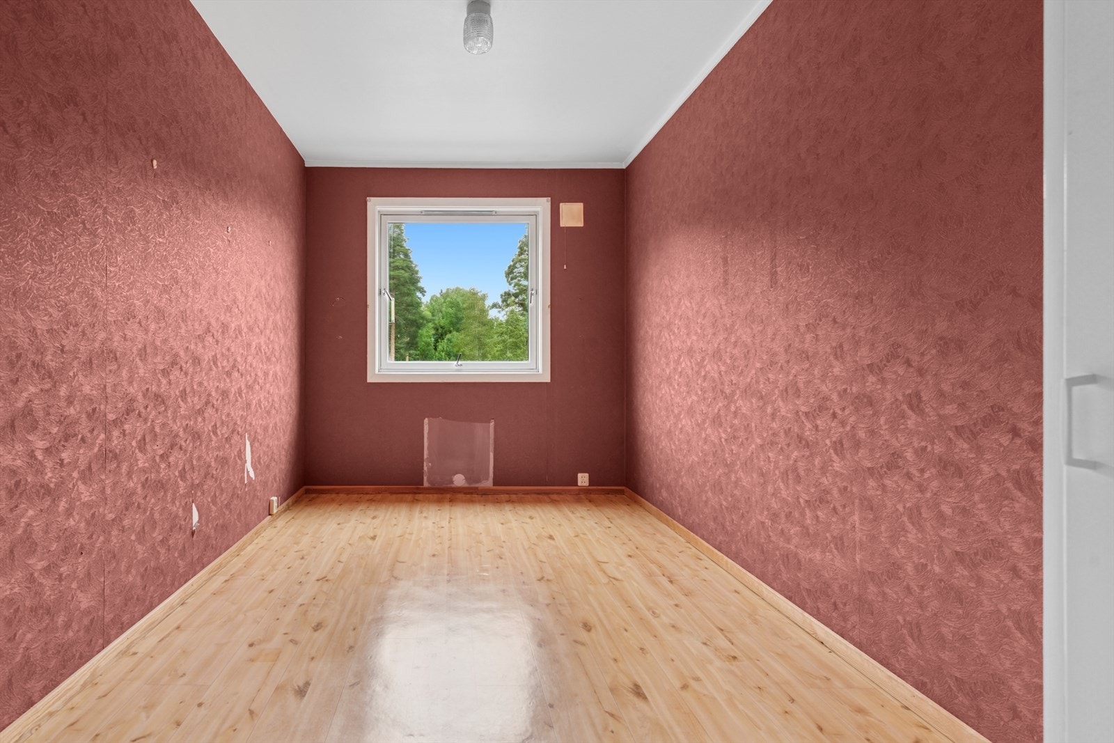 Soverom 2 med god plass til dobbeltseng og garderobeskap. Galleribilde