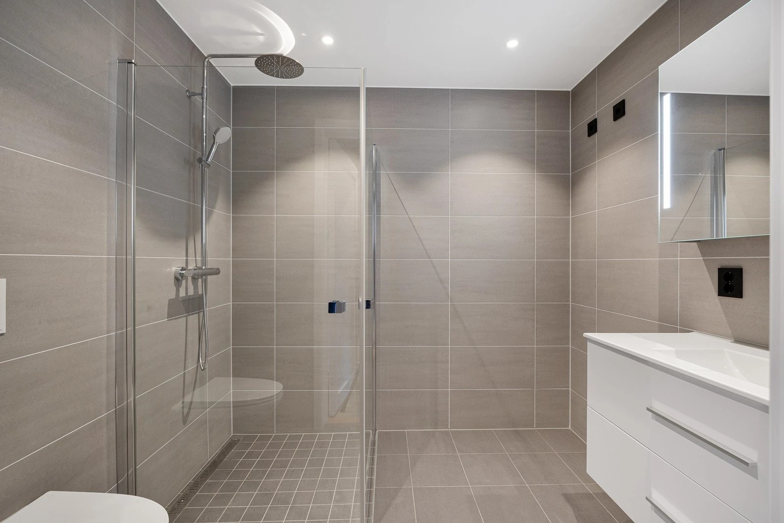 Romslig bad med plass til vaskemaskin Galleribilde