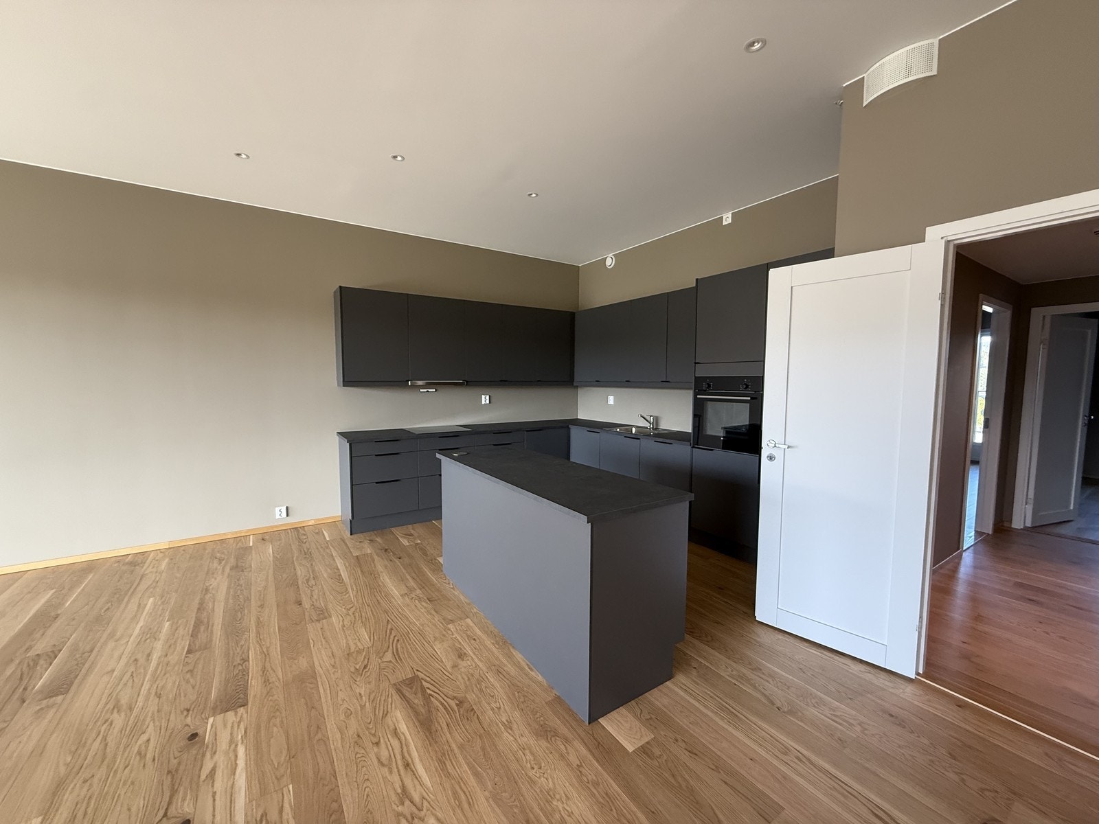 Praktisk øy til kjøkkenet. Galleribilde