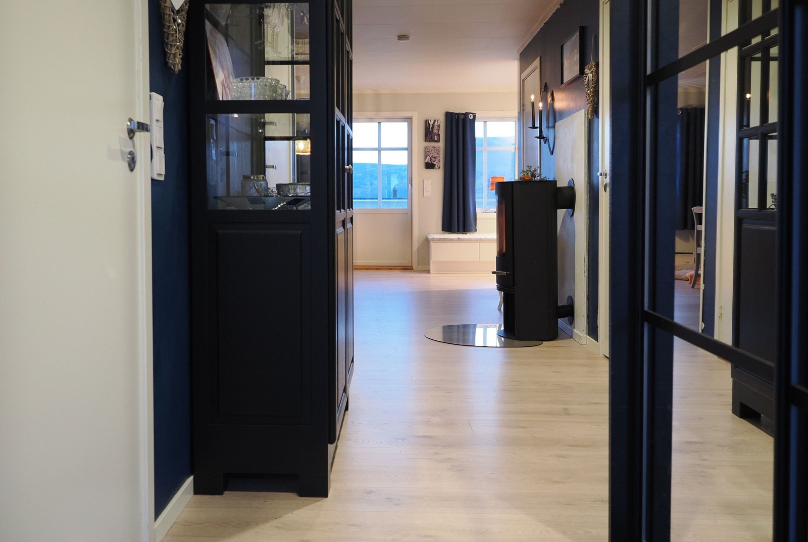 Inngangsparti med dobbel skyvedørs garderobe Galleribilde