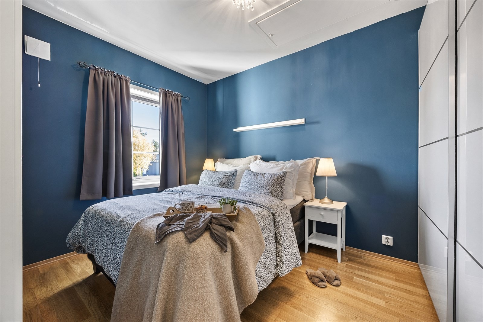 Soverommet har god plass til en dobbeltseng og en stor garderobeløsning med speilfronter. Galleribilde