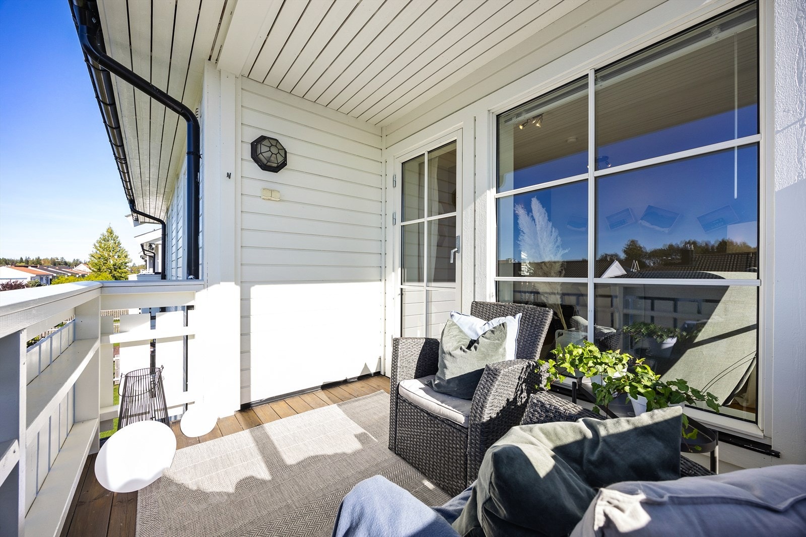 Balkongen ligger solrikt til, og her ute er det god plass til å nyte fine sommerdager. Galleribilde