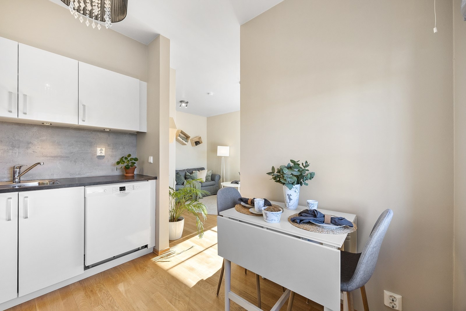 Det er en naturlig plass for et spisebord ved vinduet. Galleribilde