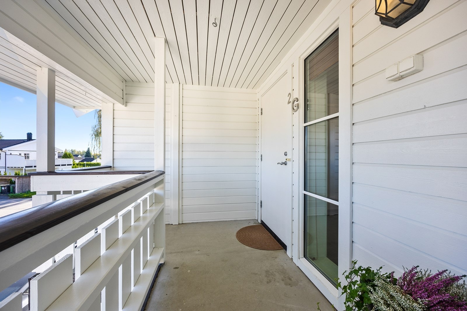 Leiligheten har en overbygget og privat inngang i andre etasje. Galleribilde