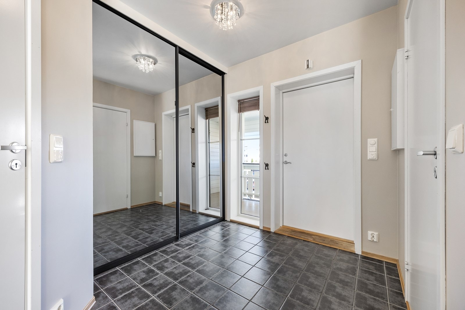 Velkommen inn i en romslig entré med slitesterke gulvfliser og elektrisk gulvvarme. Galleribilde