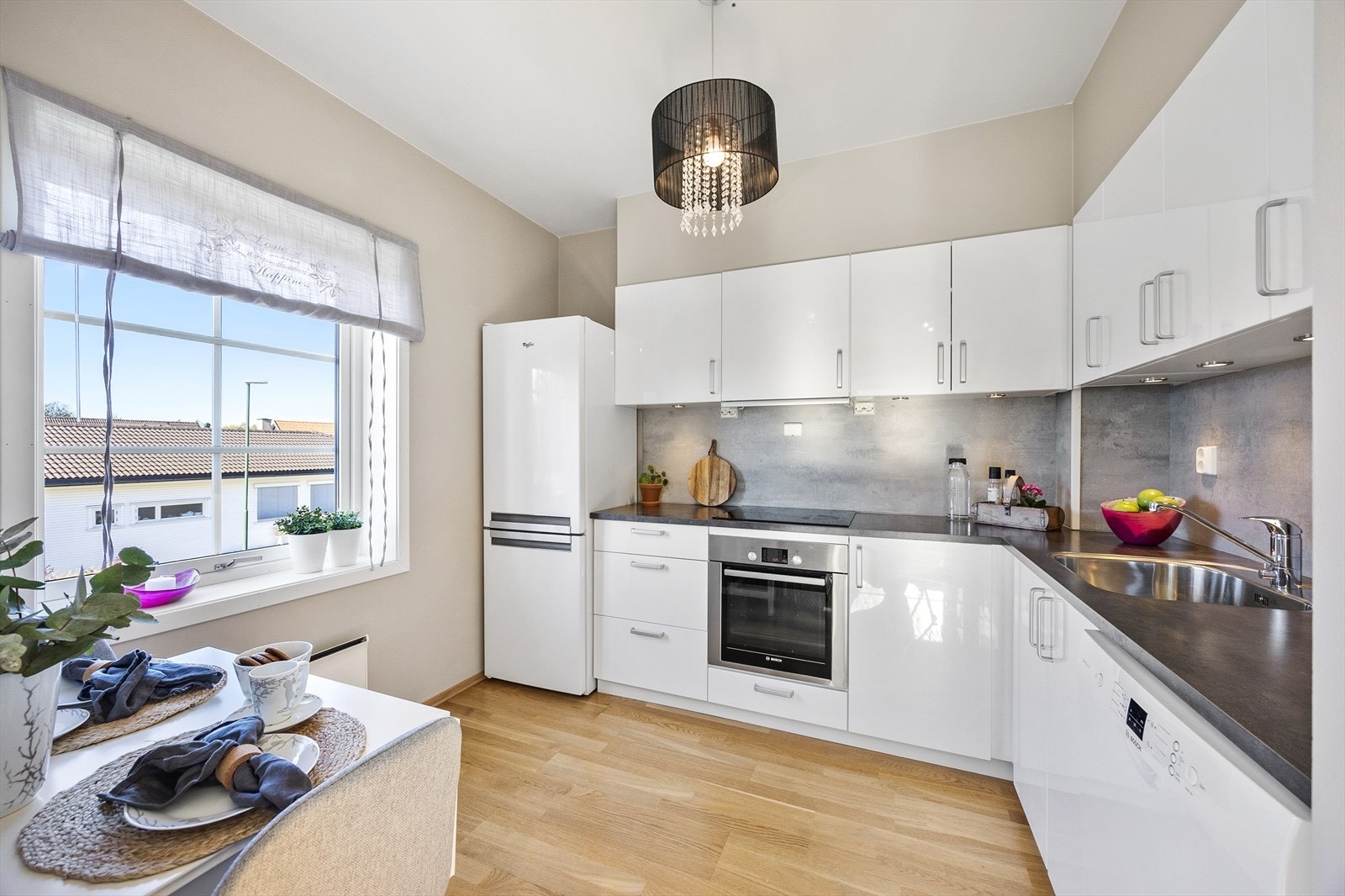 Kjøkkenet er praktisk plassert i tilknytning til stuen, og har godt med skap- og benkeplass. Galleribilde