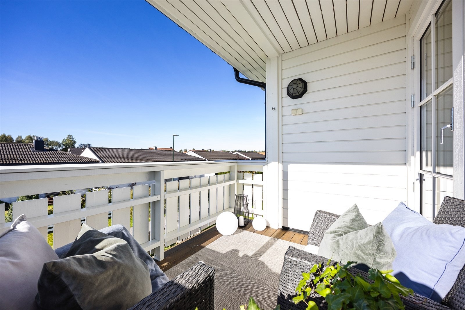 Fra stuen kommer du ut til en vestvendt balkong på 6 m² med gode solforhold på ettermiddagen. Galleribilde