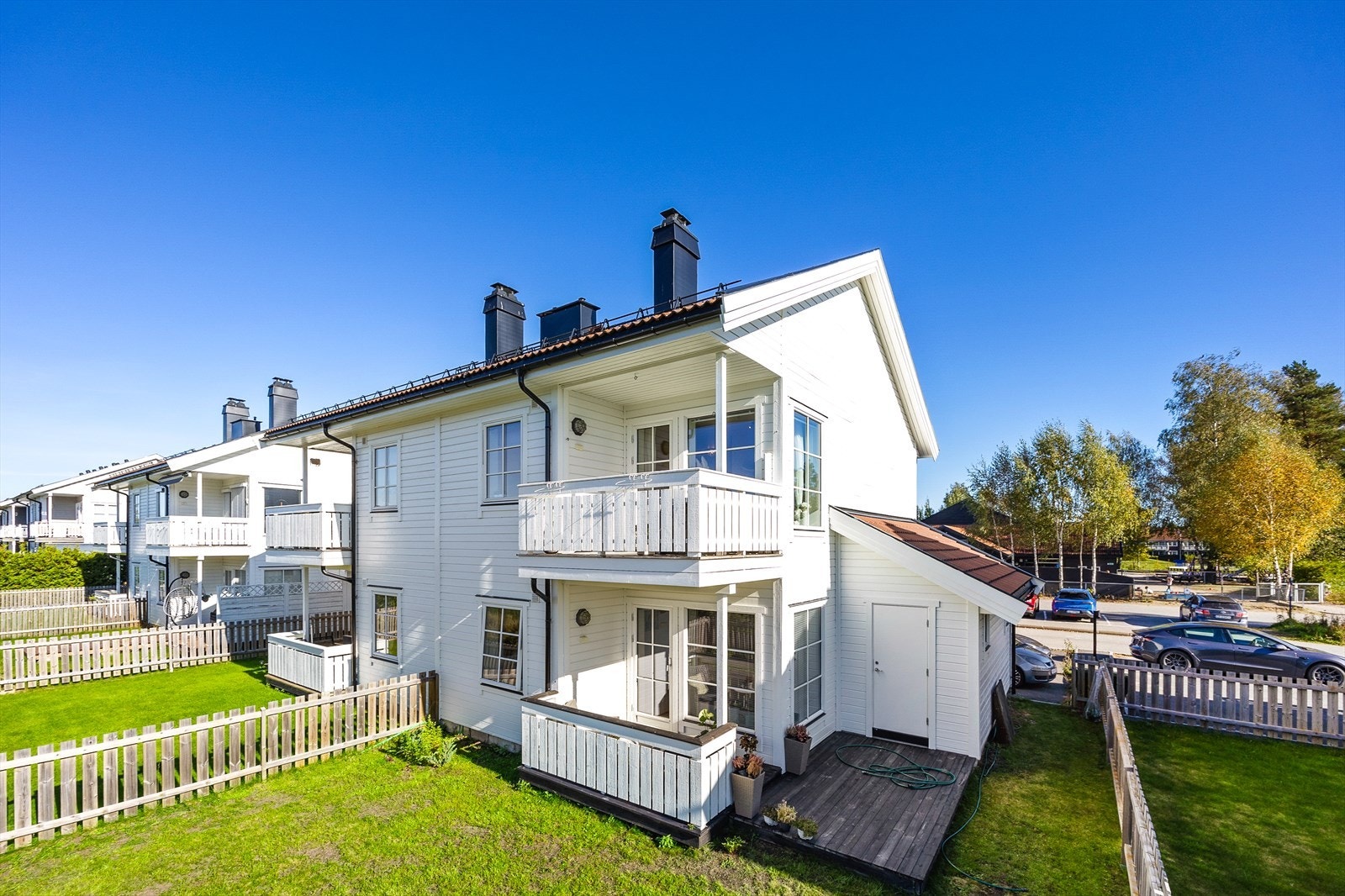 Sameiet består av tre bygg med totalt 12 boligseksjoner, og har nylig fått fasadene beiset. Galleribilde