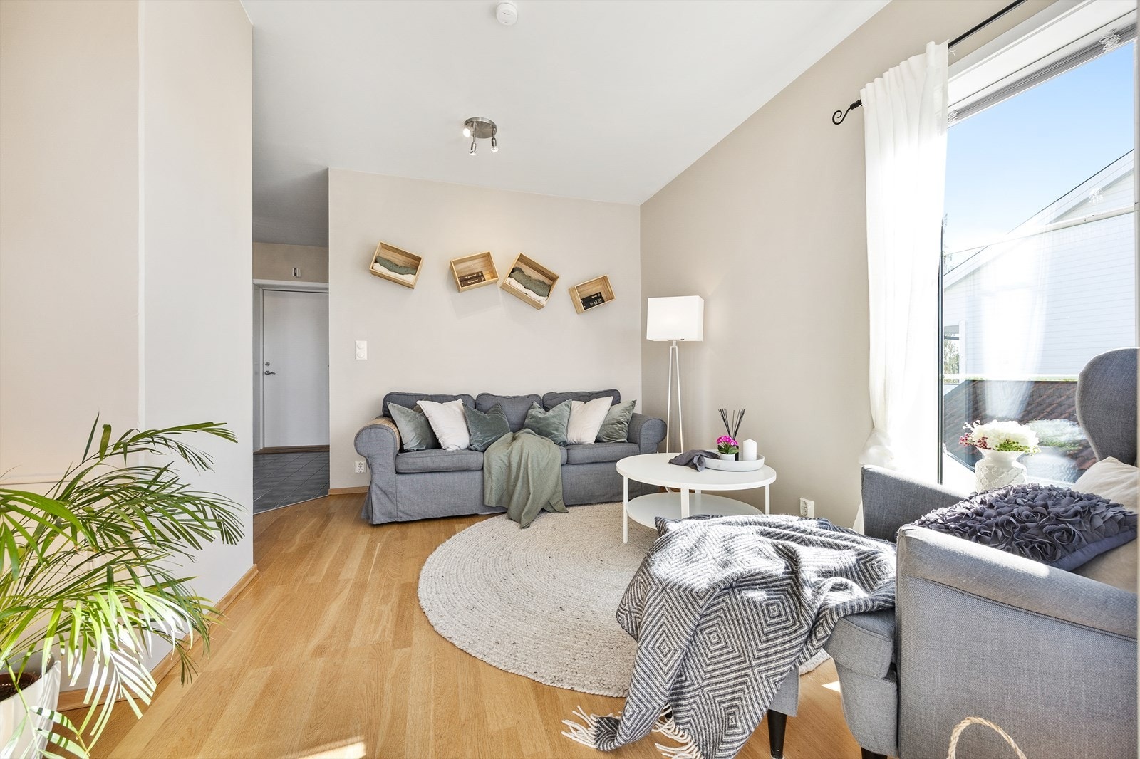 Rommet har en takhøyde på cirka 2,6 meter og listefri overgang til himling. Galleribilde