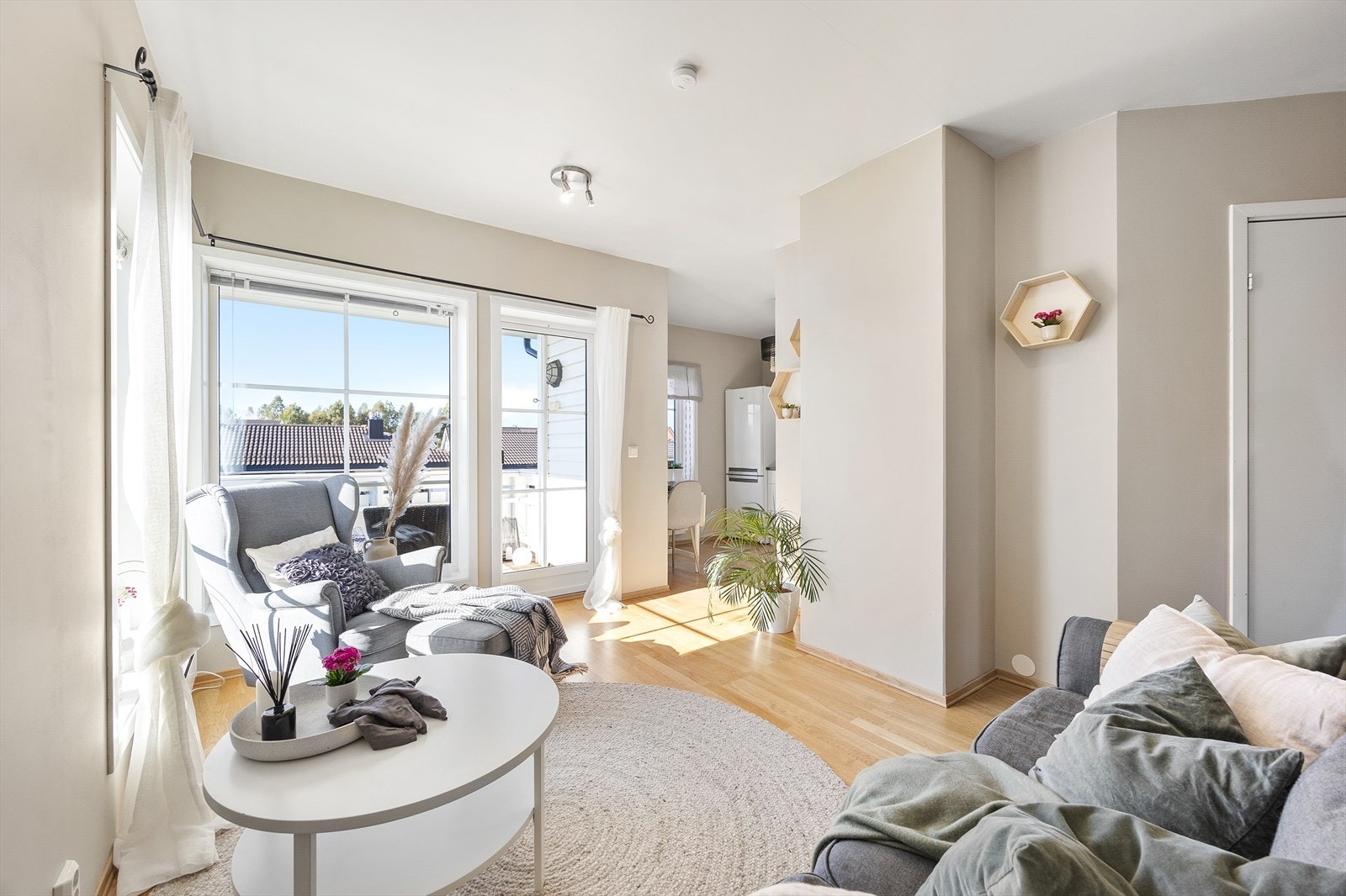 Store vindusflater og balkongdør gir rikelig med naturlig lys inn i rommet. Galleribilde