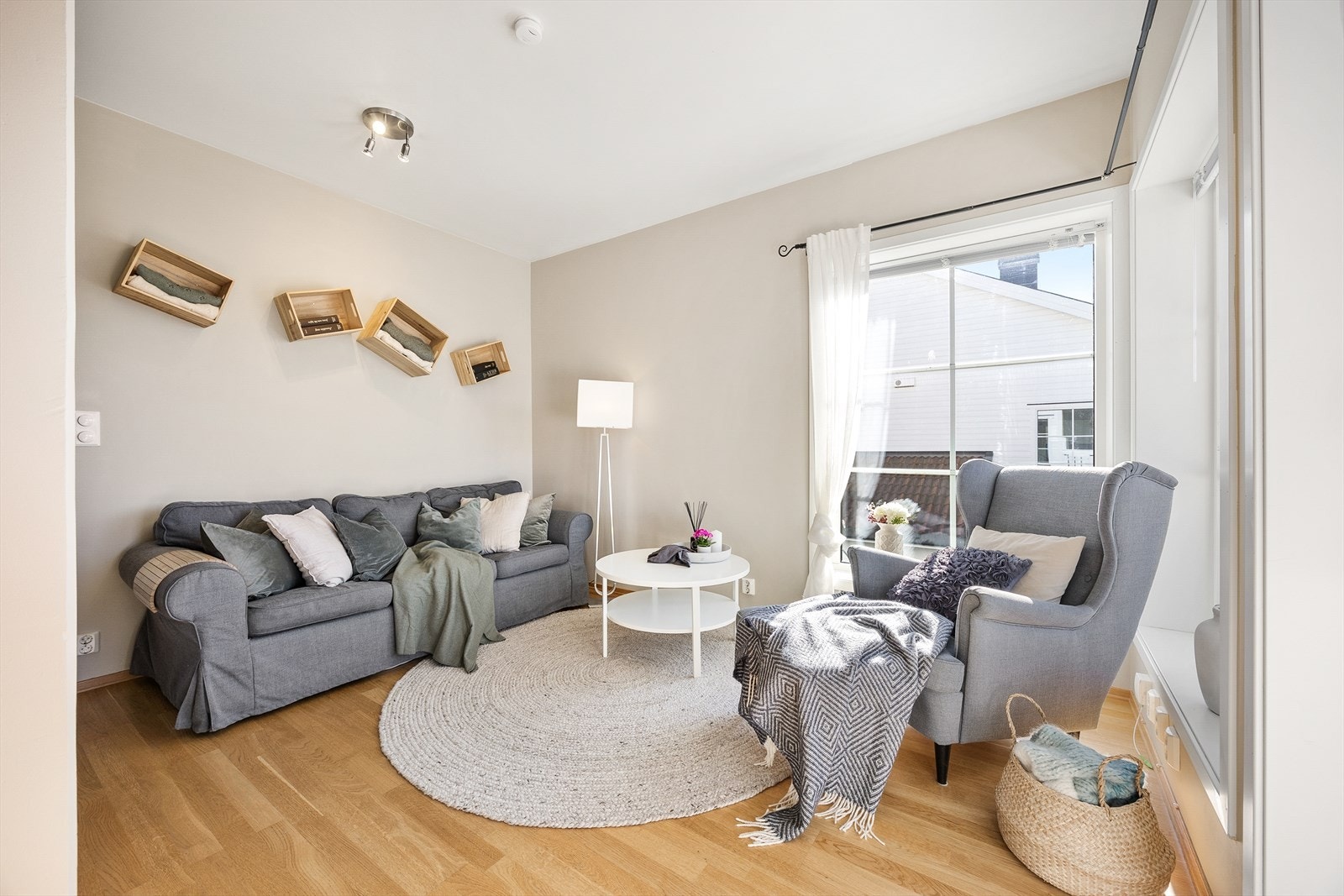 Vi fortsetter inn i stuen som har plass til både sofagruppe og en lesekrok. Galleribilde