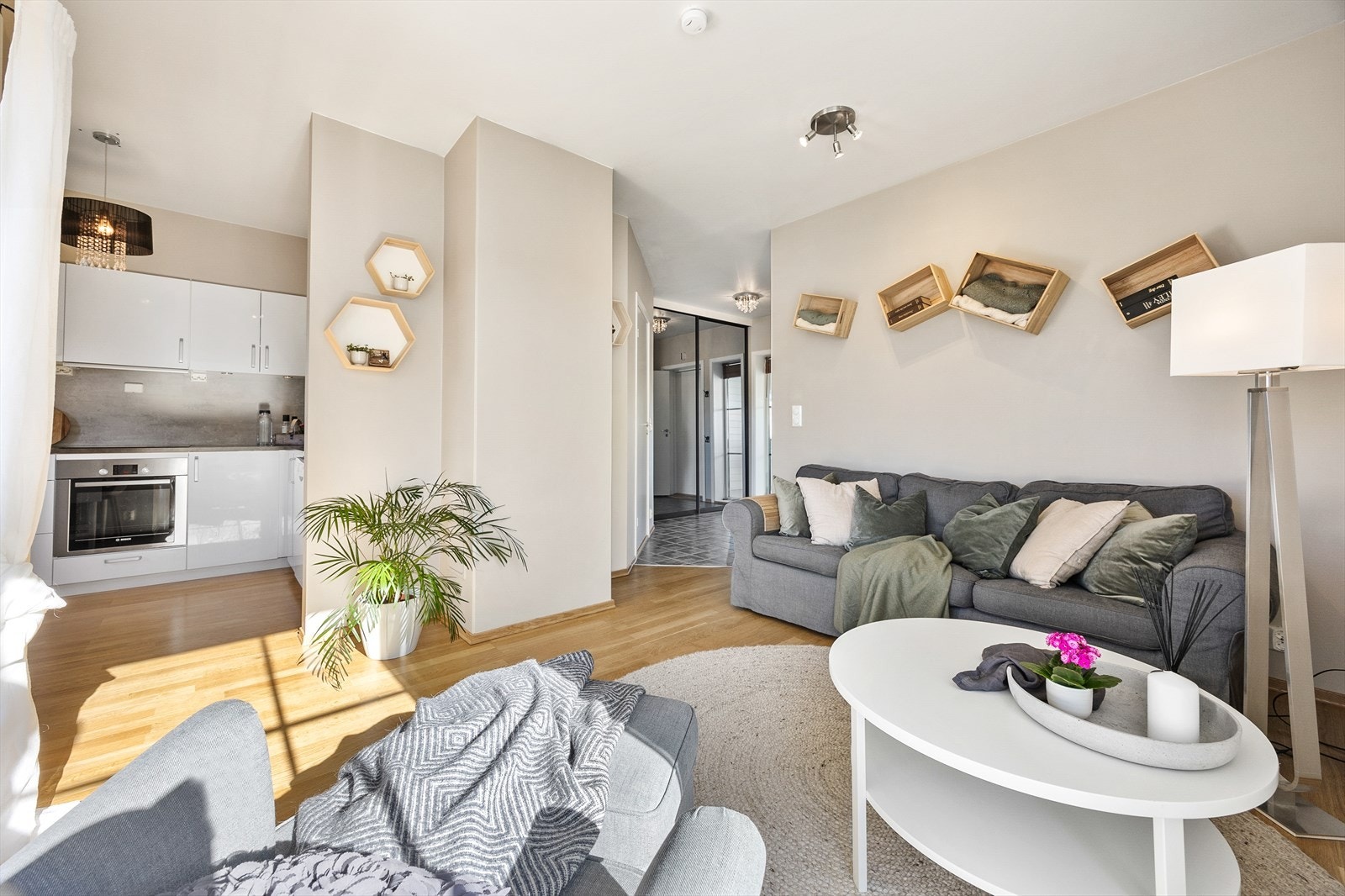 Den delvis åpne løsningen mot kjøkkenet skaper en fin sammenheng mellom sonene. Galleribilde