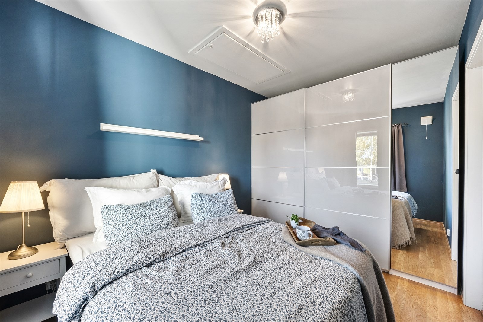 Gulvet er belagt med tre-stavs parkett, som på stuen, noe som gir en helhetlig følelse. Galleribilde