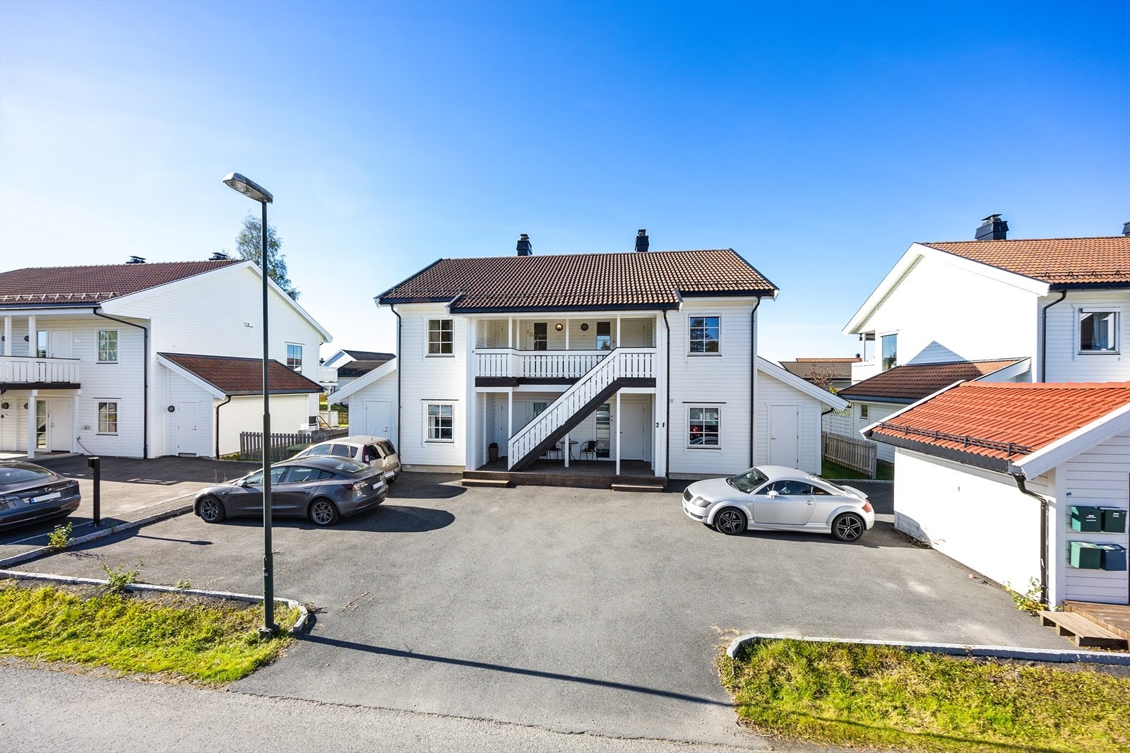 Det medfølger én dedikert parkeringsplass til seksjonen på sameiets fellesområde. Galleribilde