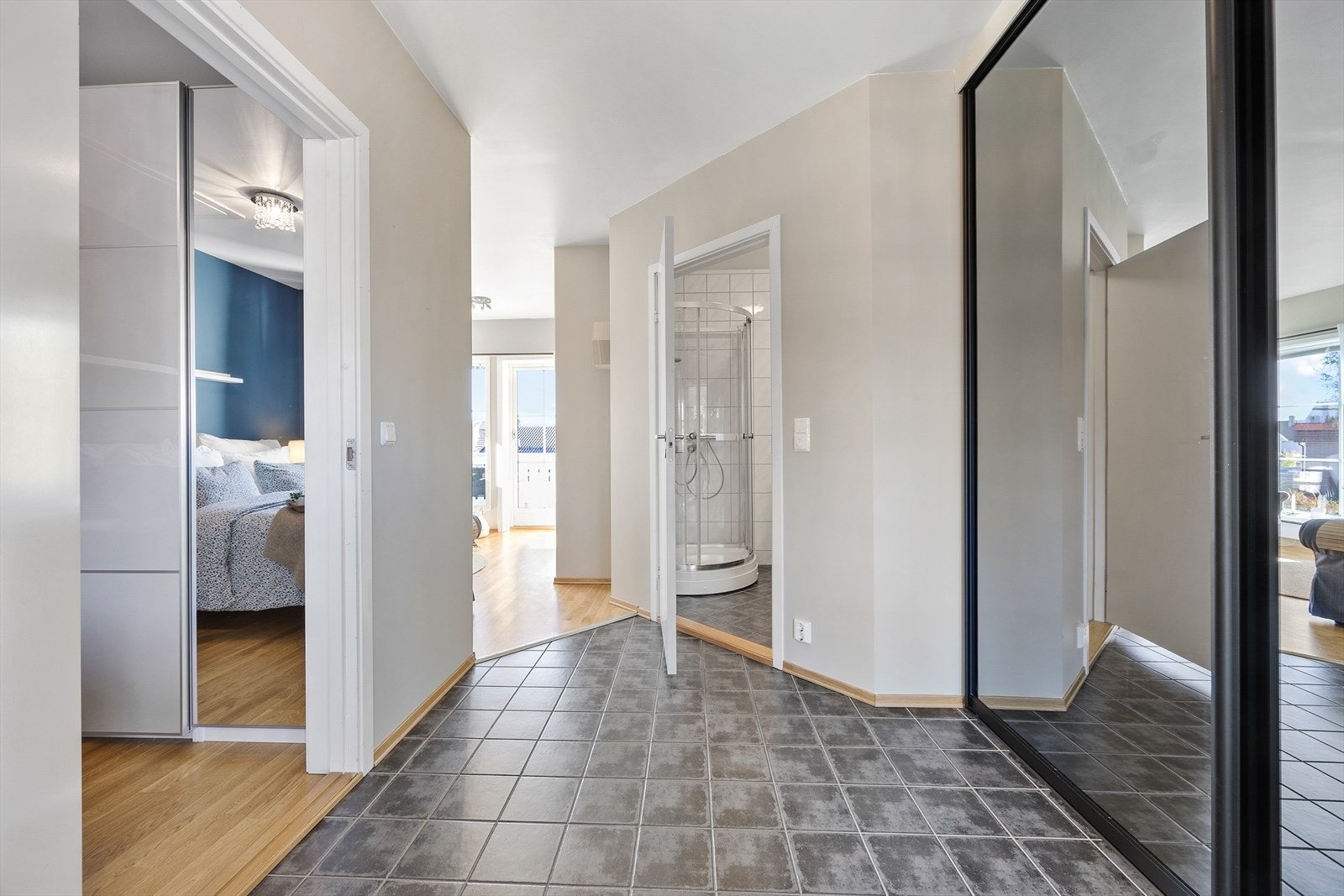 Fra gangen er det direkte tilgang til alle leilighetens rom, noe som gir en god flyt. Galleribilde