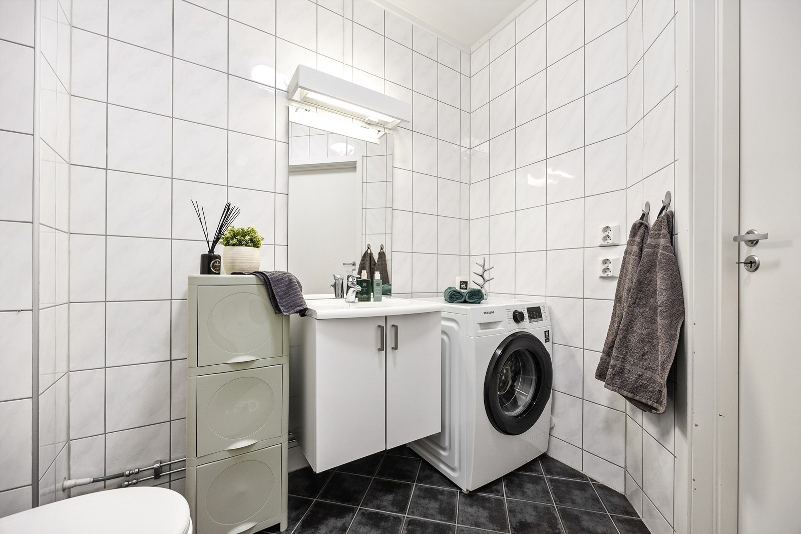 Her er det elektrisk gulvvarme for økt komfort, samt opplegg for vaskemaskin. Galleribilde