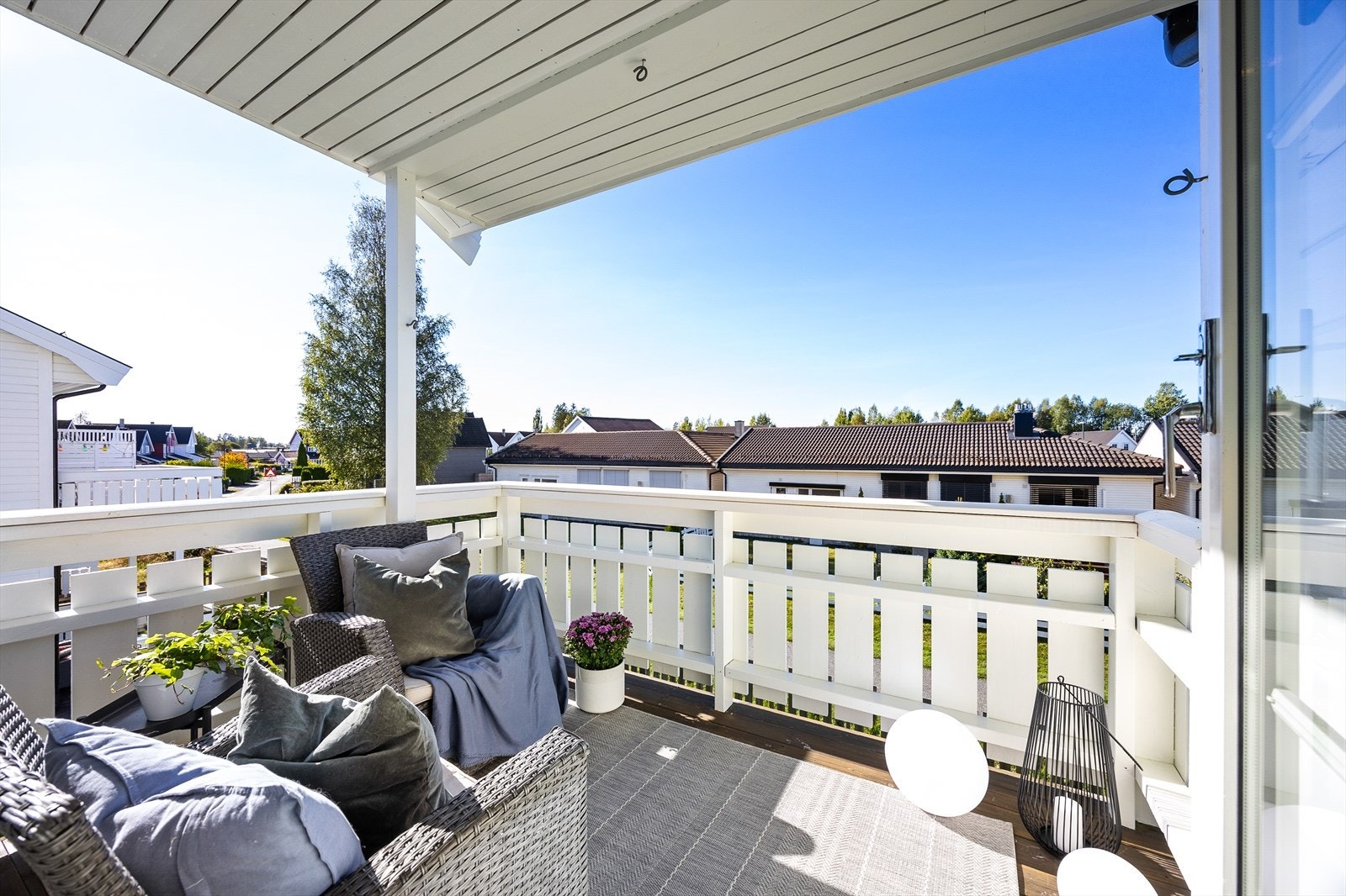 Balkongen har god plass for en sittegruppe og er dekket med impregnert trevirke. Galleribilde