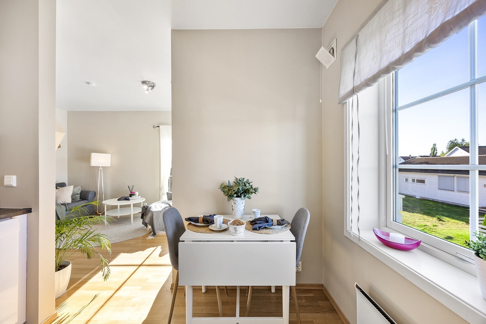 Fra spiseplassen har man utsyn mot nærområdet og et hyggelig innsyn av lys. Galleribilde