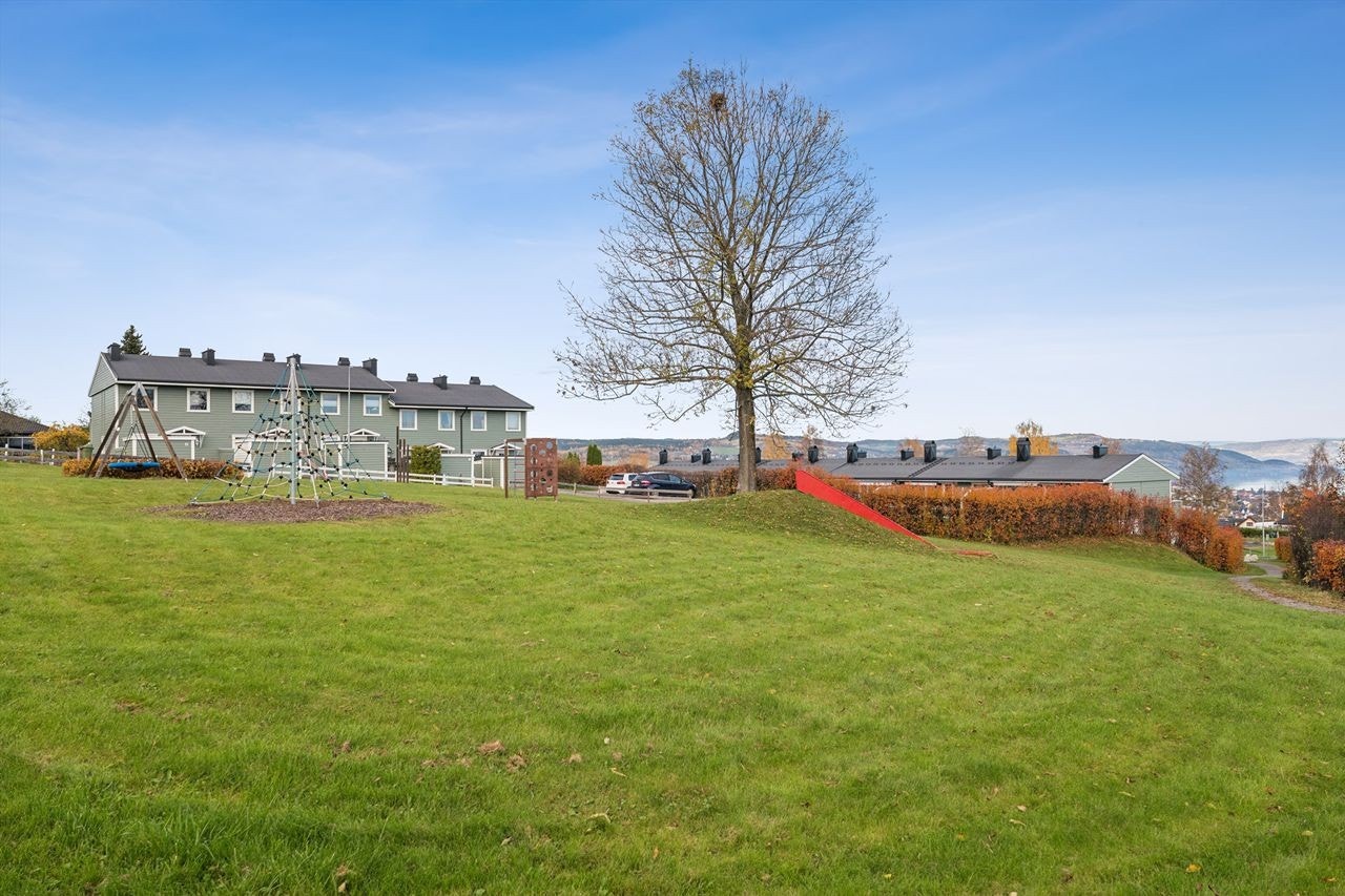 I nærområdet finnes det fine grøntområder og lekeplasser, ideelt for barnefamilier. Galleribilde