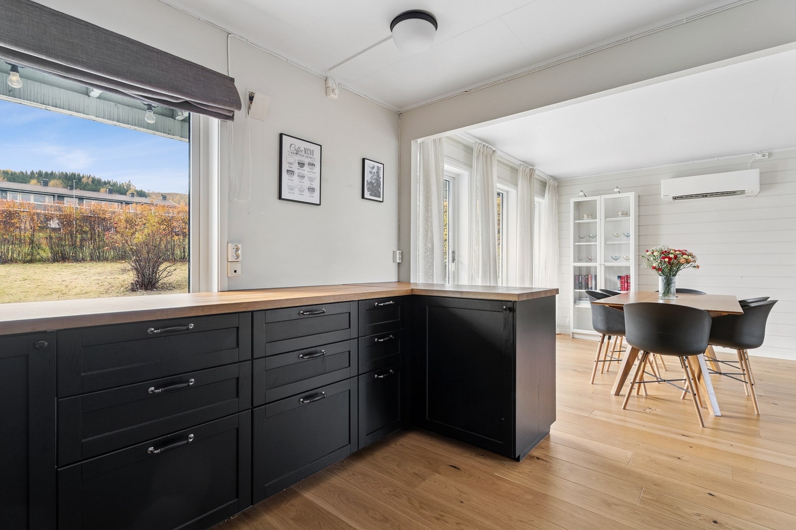 Fra kjøkkenbenken har man god oversikt over stuen og spiseplassen. Galleribilde