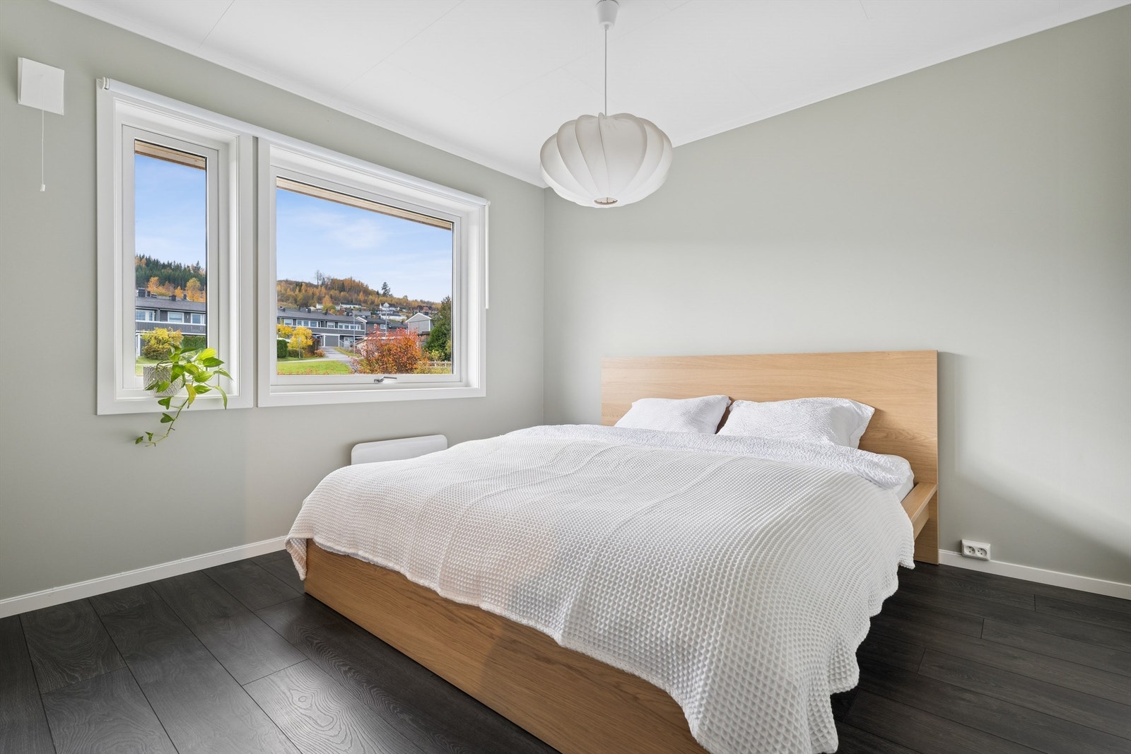 Dette soverommet har god plass til dobbeltseng og garderobeløsning. Galleribilde