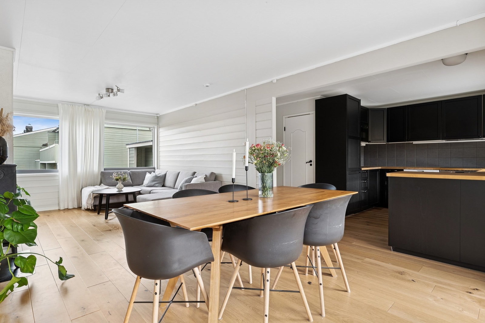 Den åpne løsningen mellom stue og kjøkken skaper en sosial og inkluderende sone. Galleribilde