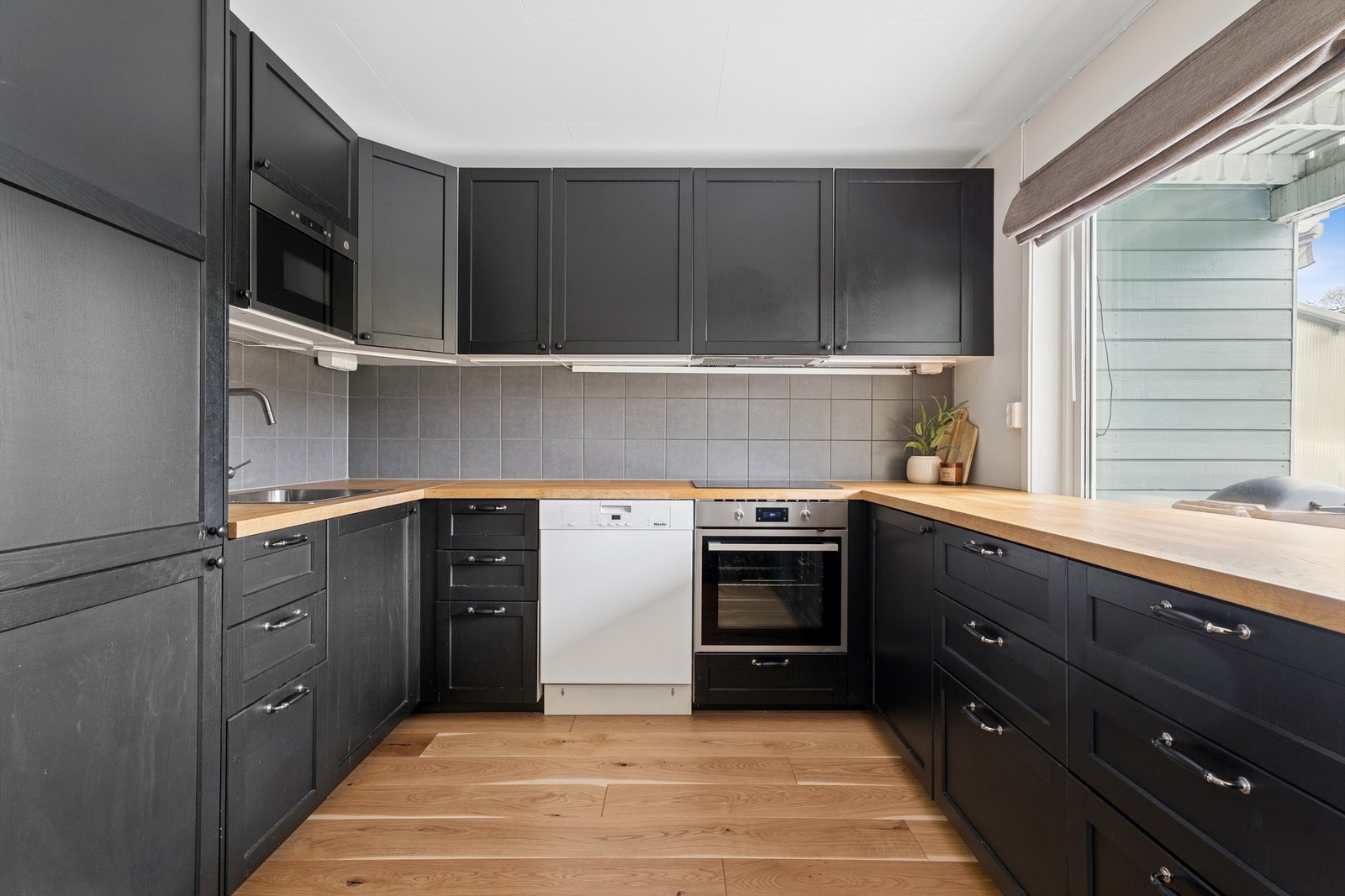 Kjøkkenet er utstyrt med integrert stekeovn, koketopp, mikrobølgeovn og kombiskap kjøl/frys. Galleribilde