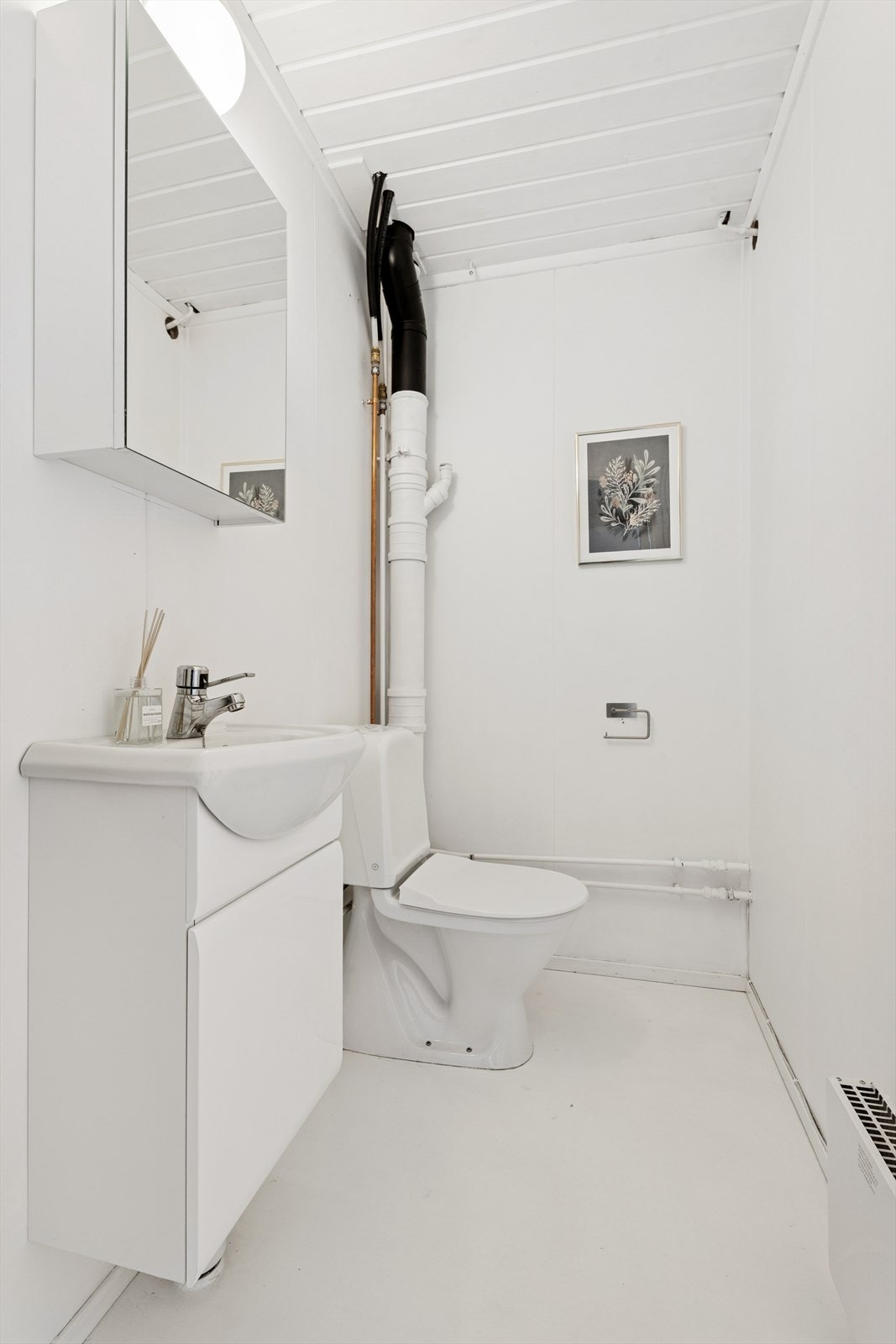 Første etasje har et praktisk toalettrom med servant og gulvmontert toalett. Galleribilde