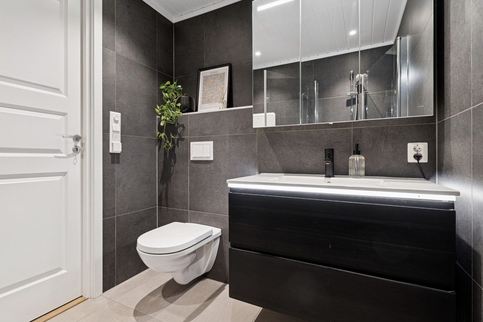 Badet ble rehabilitert i 2021 og har delikate fliser på gulv og vegger, samt gulvvarme. Galleribilde