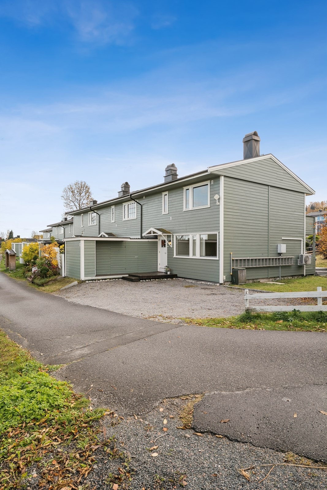 Boligen har en praktisk utebod ved inngangspartiet og en garasjeplass med el-billader i felles anlegg. Galleribilde