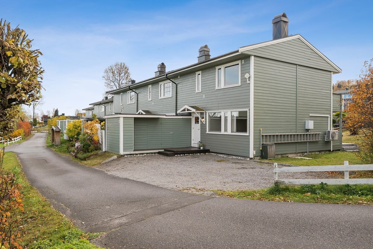 Et velholdt rekkehus fra 1975 med en attraktiv beliggenhet og gode uteområder. Galleribilde