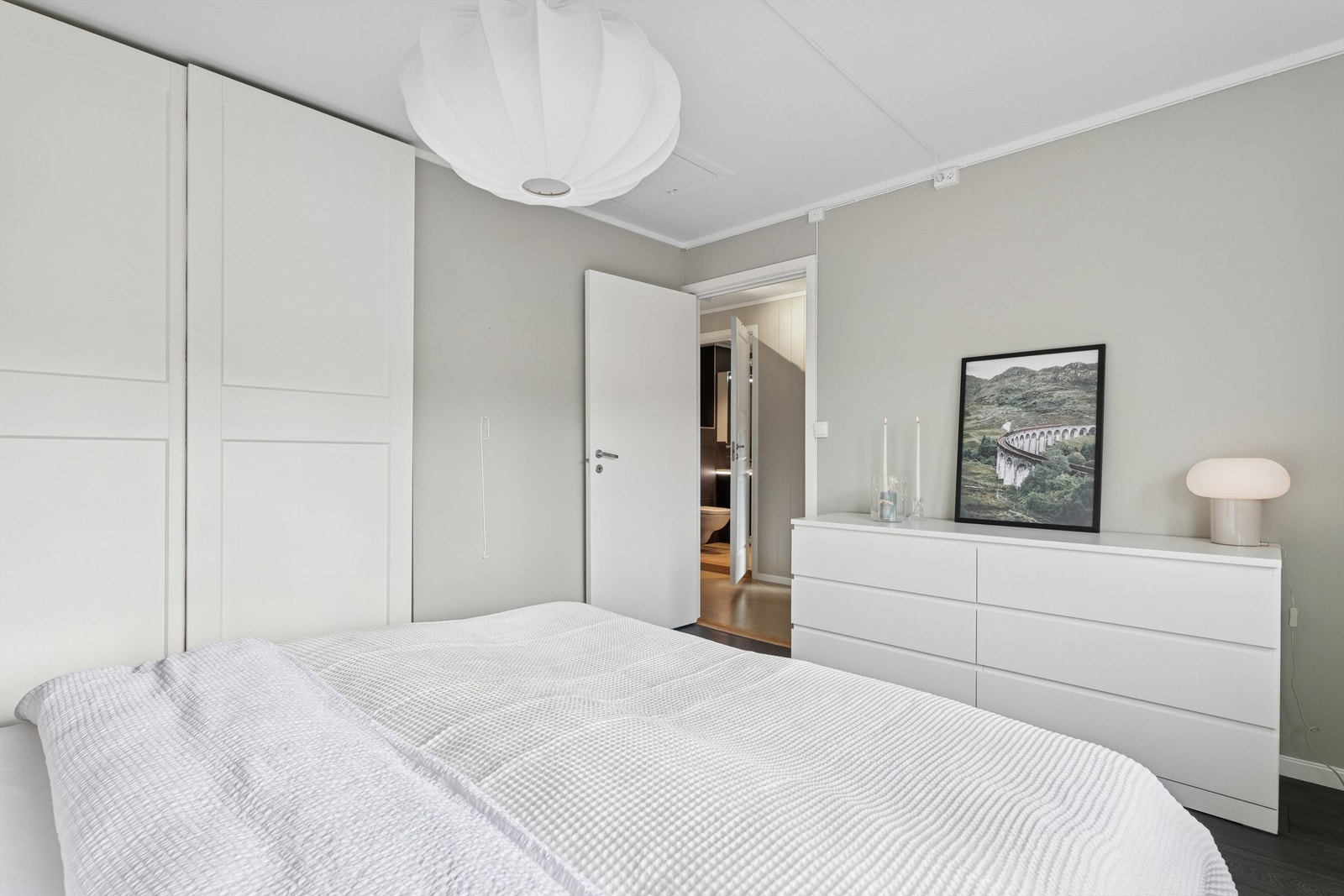 Boligen har tre soverom av god størrelse, alle plassert i andre etasje. Galleribilde