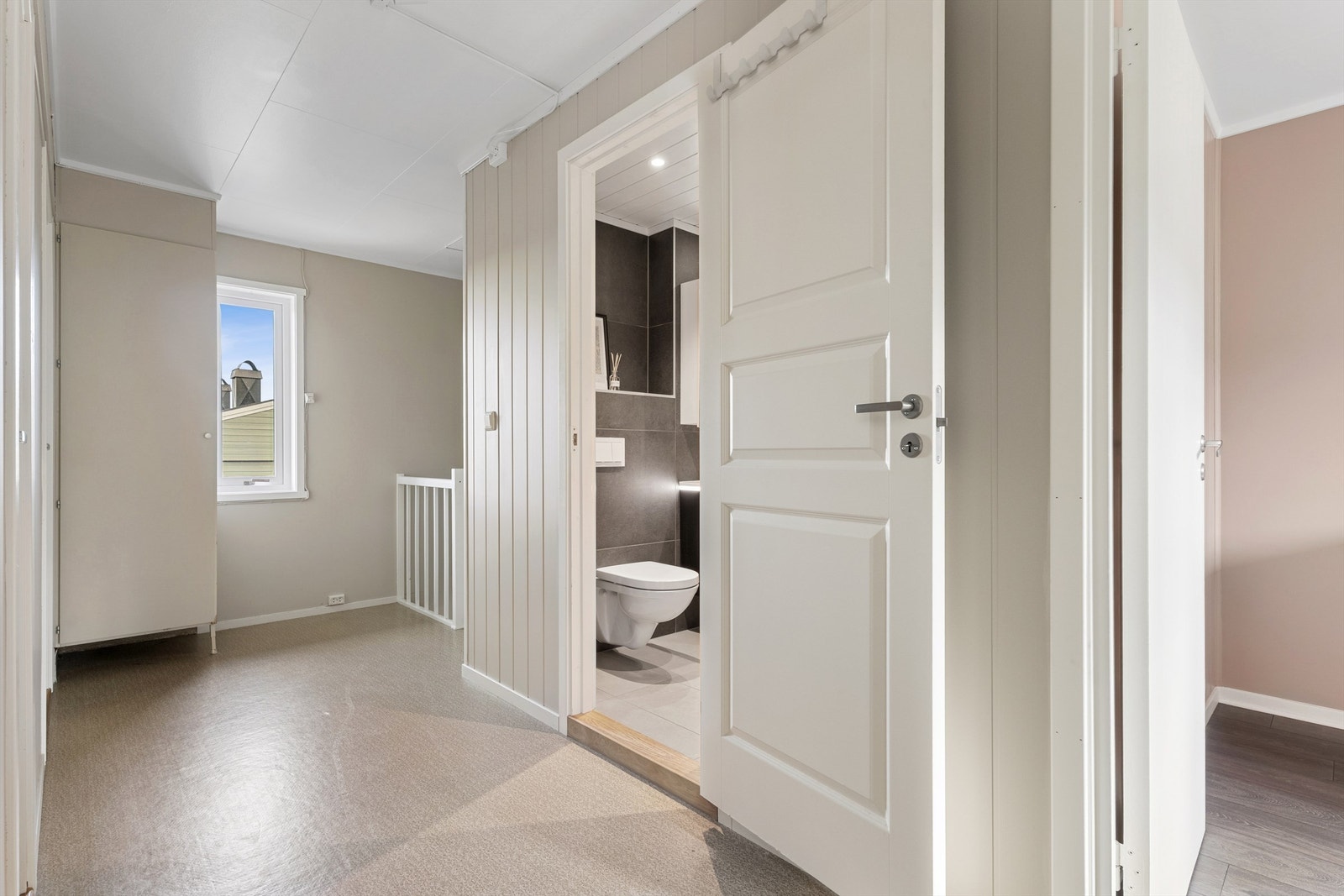 Gangen i andre etasje binder sammen soverommene og gir adkomst til badet. Galleribilde