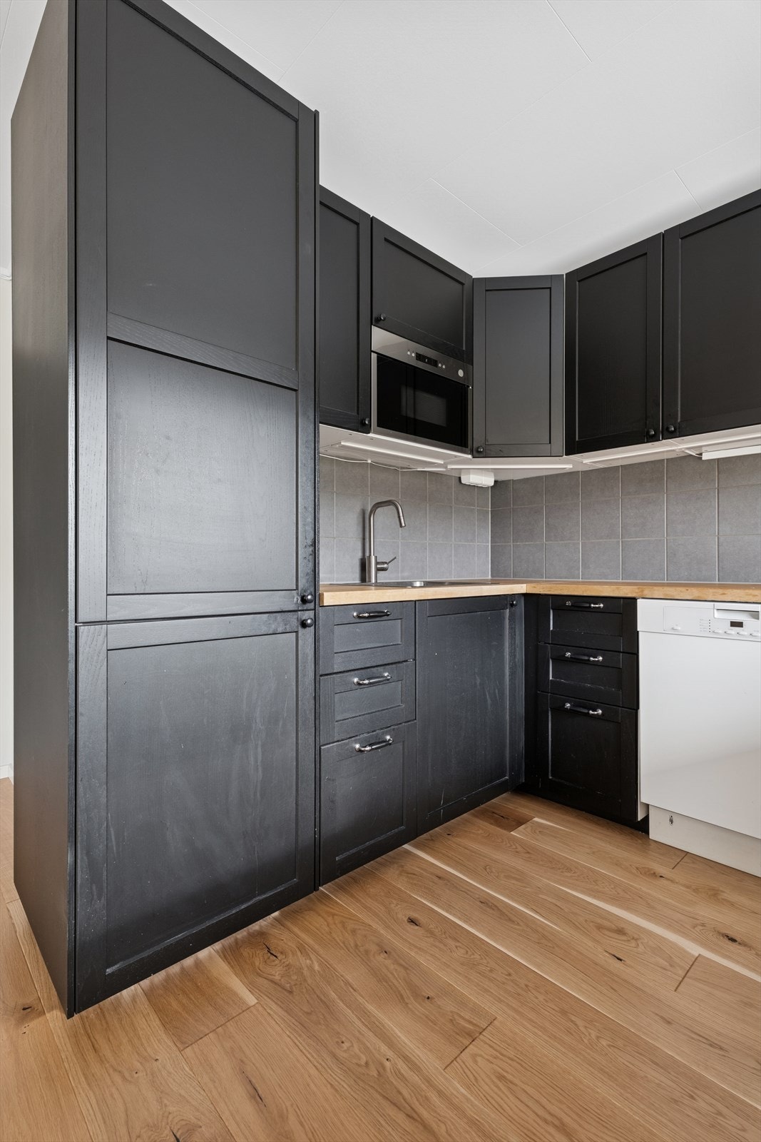 Varmtvannsberederen på 120 liter fra 2021 er praktisk plassert i kjøkkenbenken. Galleribilde