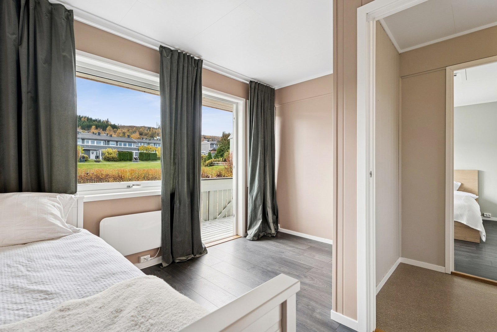 Fra dette soverommet er det utgang til en altan på 11 m². Galleribilde