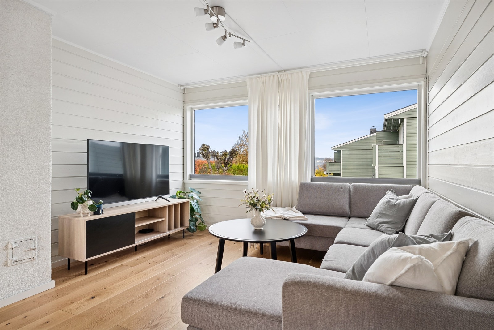 Stuen har gjennomgående parkett på gulvet og panel på veggene, som gir et helhetlig inntrykk. Galleribilde