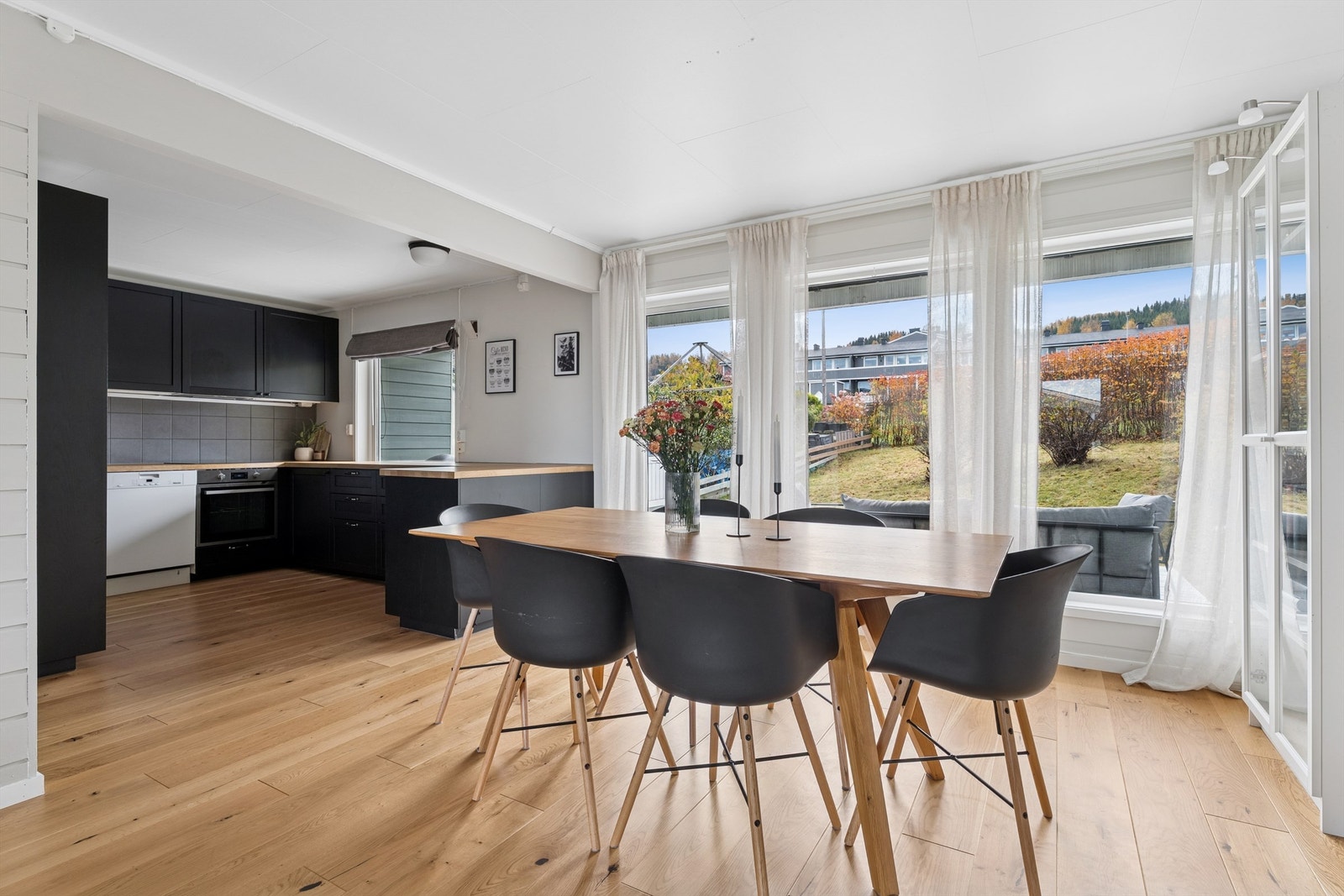 Vi beveger oss over til kjøkkenet, som ligger i praktisk tilknytning til spiseplassen. Galleribilde