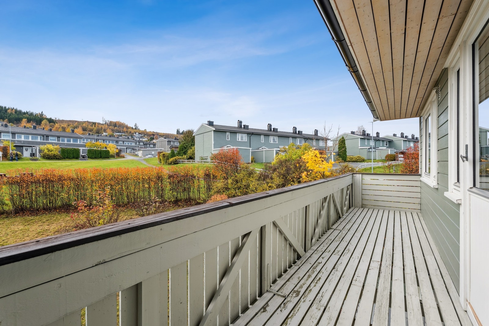 Altanen er orientert mot sør/øst og har en fin utsikt over nærområdet. Galleribilde