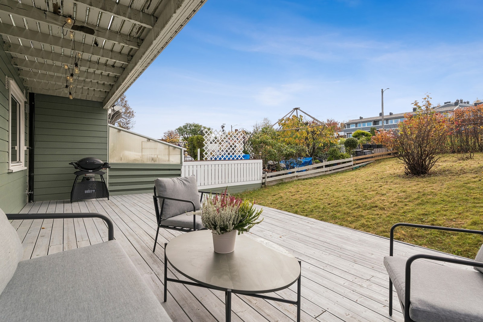 Romslig og delvis overbygget terrasseplatting på 27 m² utenfor stuen. Galleribilde