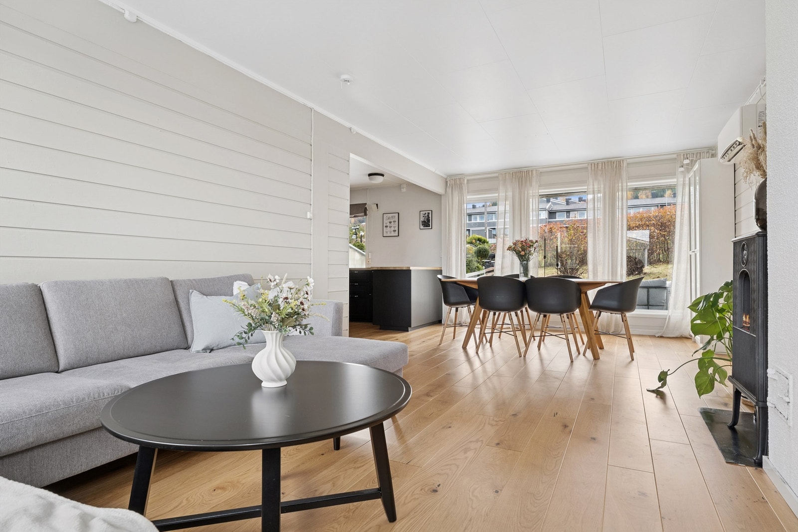 Stuen og spisestuen utgjør et lyst og åpent allrom med god plass til møblering. Galleribilde