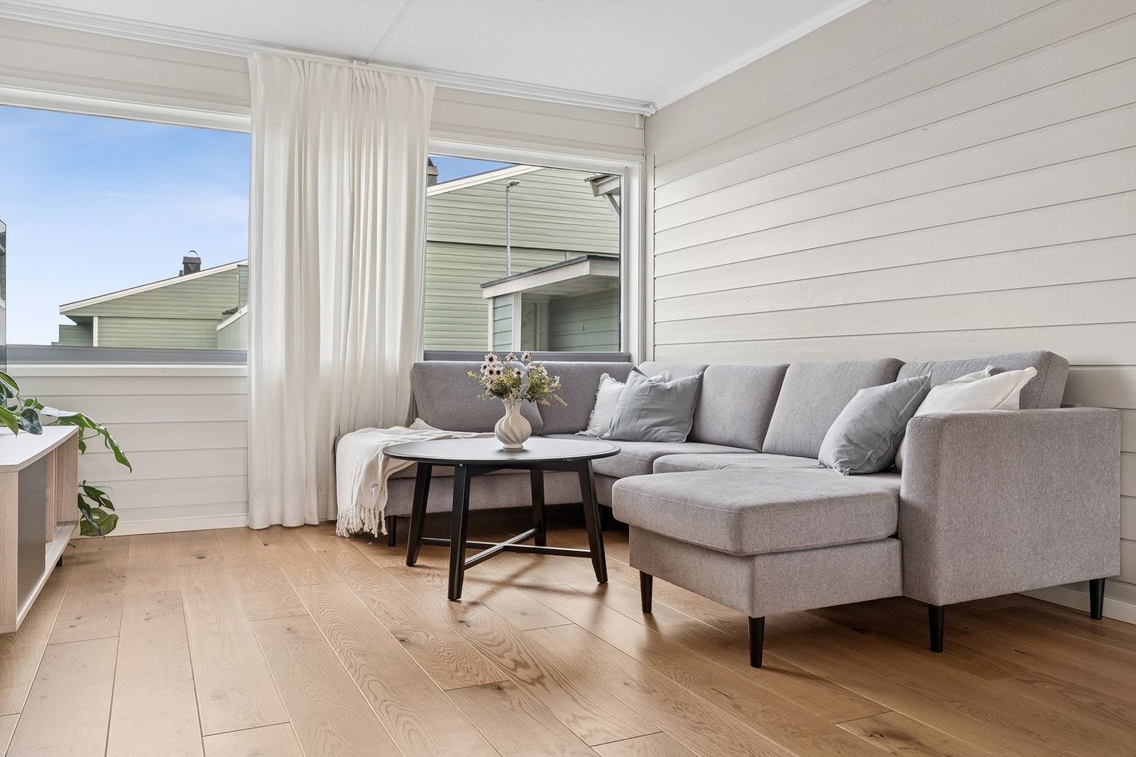 Store vindusflater slipper inn rikelig med dagslys og gir en åpen romfølelse. Galleribilde