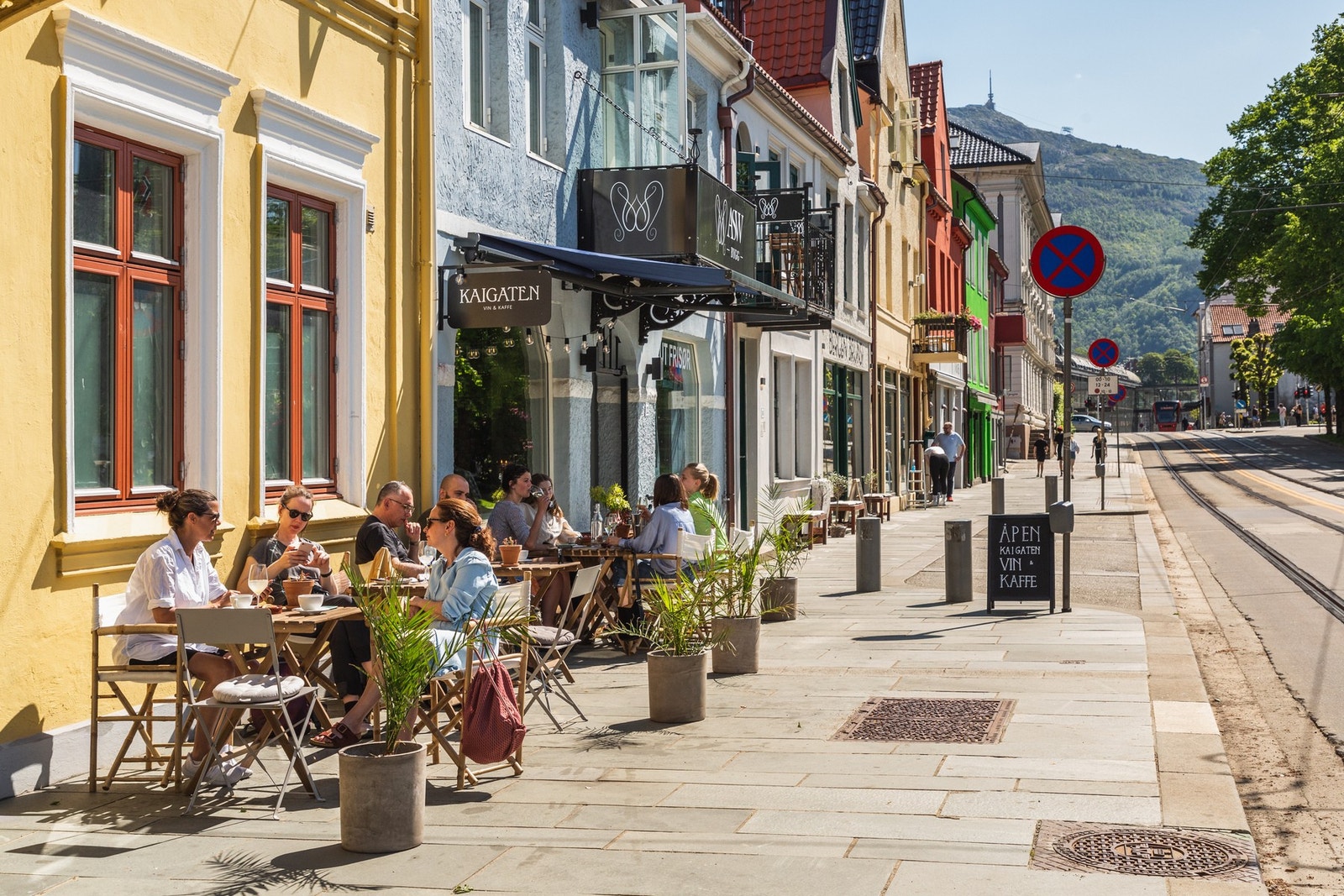Kaigaten Vin & Kaffe er en flott cafe hvor fine dager kan nytes i sosiale settinger. Galleribilde