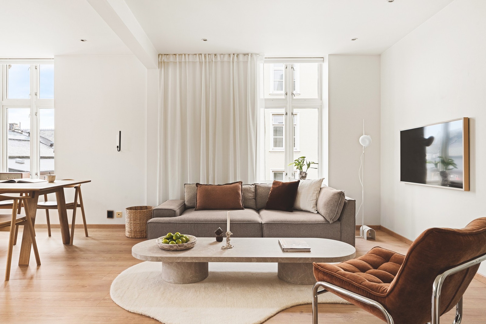 Man har god plass til et spisebord ved kjøkkenet, og den favoriserte sofa- og TV-kroken. Galleribilde