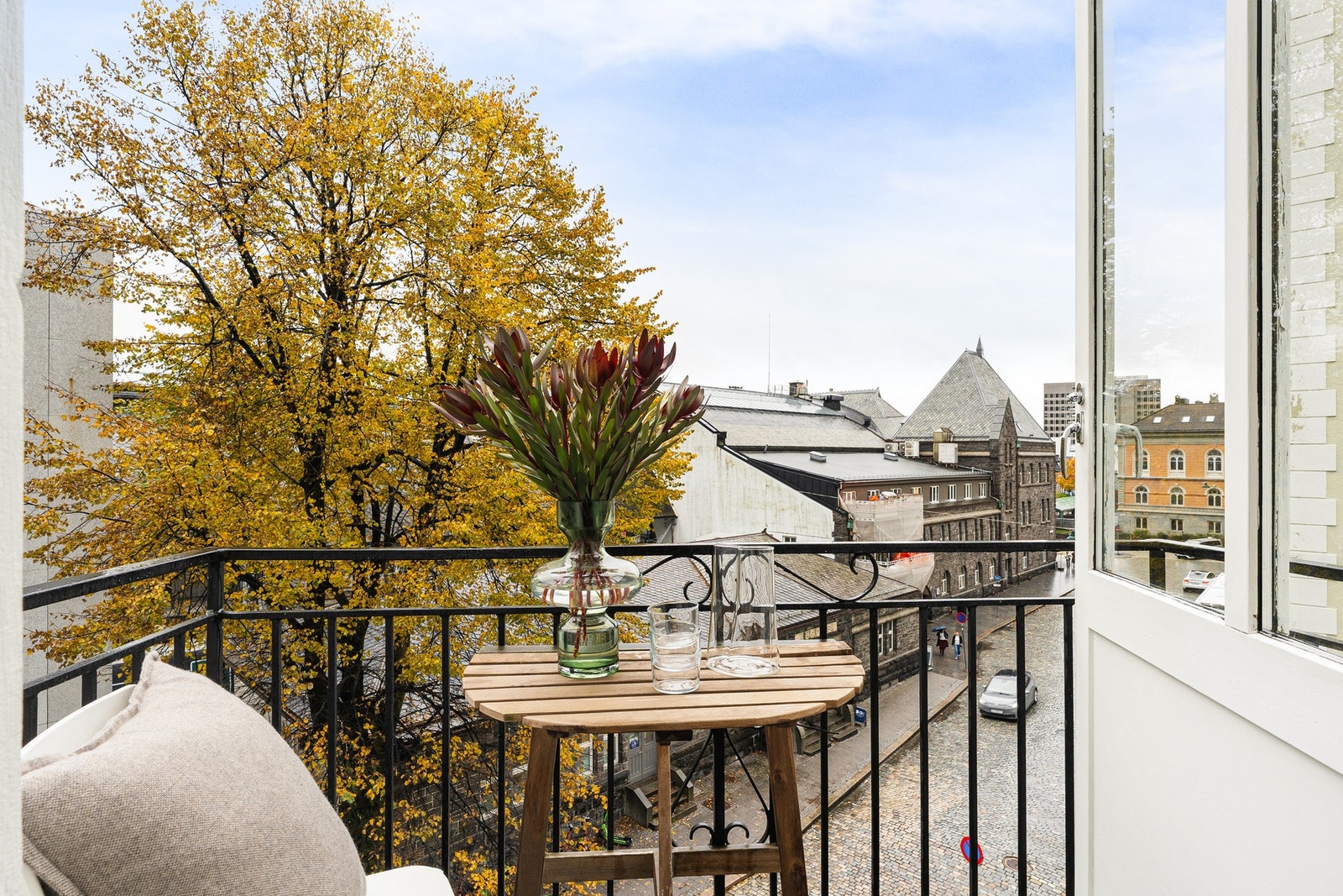 Den vestvendte balkongen har gode solforhold fra formiddagen til kveldstid, slik at man kan nyte fine dager på egen balkong. Galleribilde