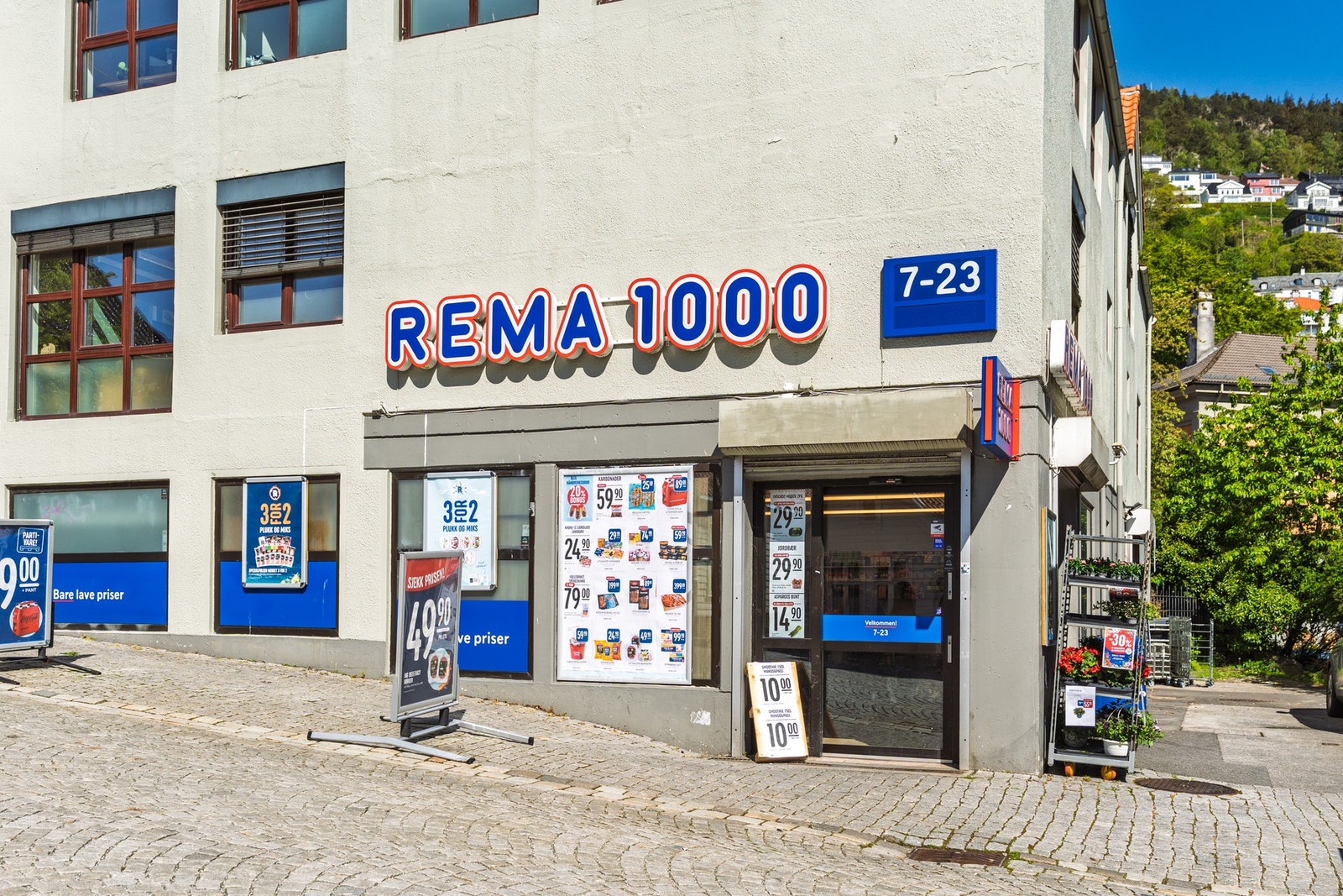 Kun en 3 minutters gange unna ligger Rema 1000 i Marken. Galleribilde