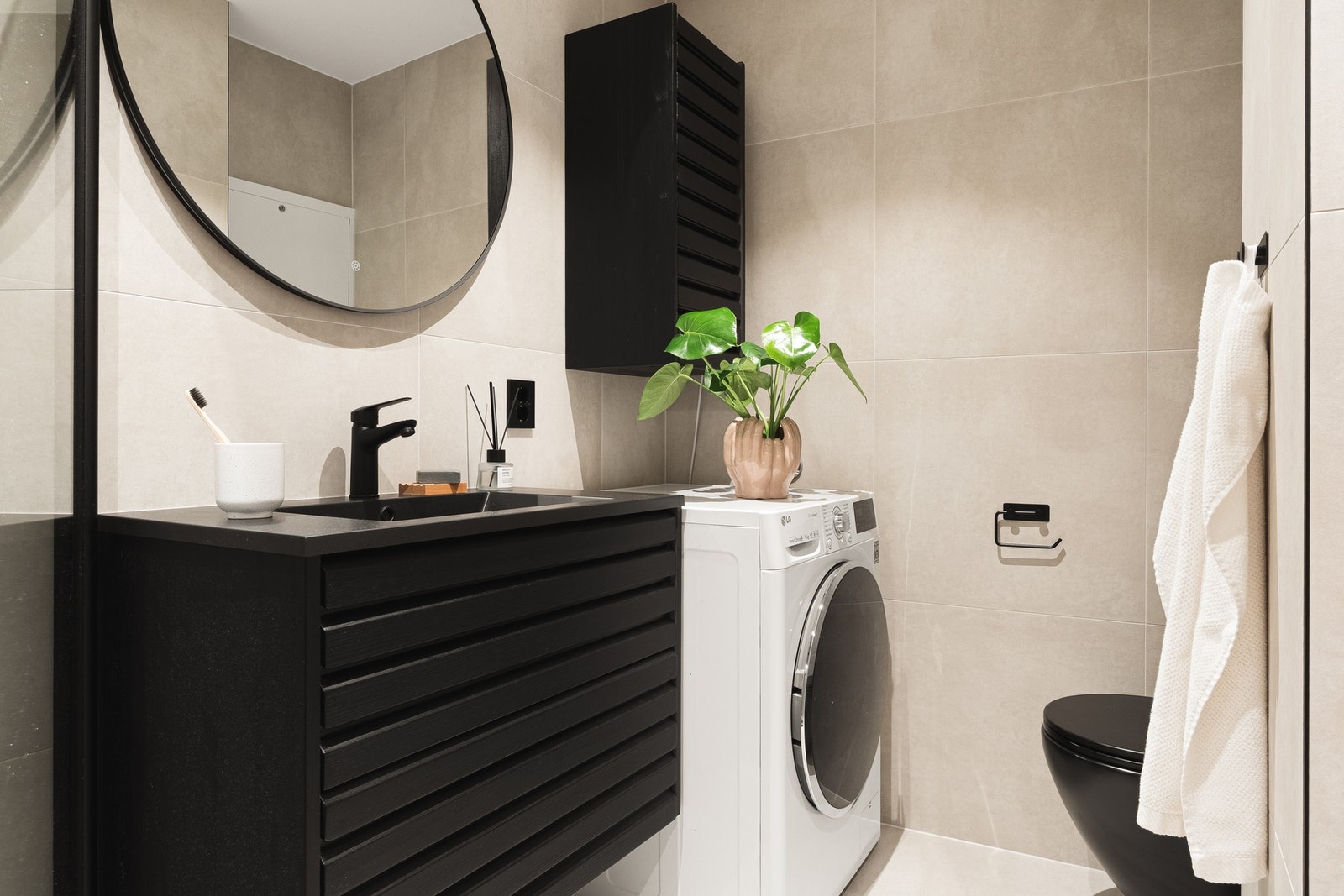 Badet måles til 4,3 kvm. og er pusset opp i 2025. Det er helfliset med underliggende varmekabler og spotlights i himling. Galleribilde
