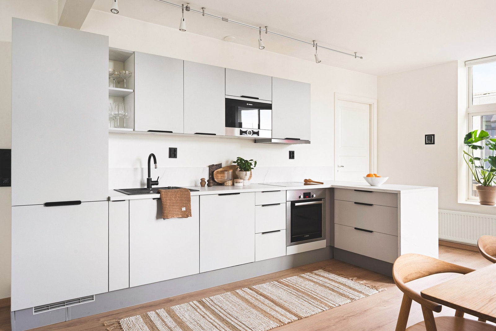 Kjøkkenet har en innredning som består av slette fronter og benkeplate av laminat. Galleribilde