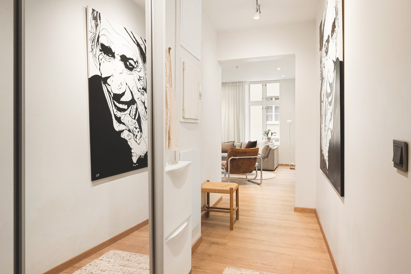Entréen måles til 6,2 kvm. og har gode oppbevaringsmuligheter til yttertøy og sko i en praktisk skyvedørsgarderobe. Galleribilde