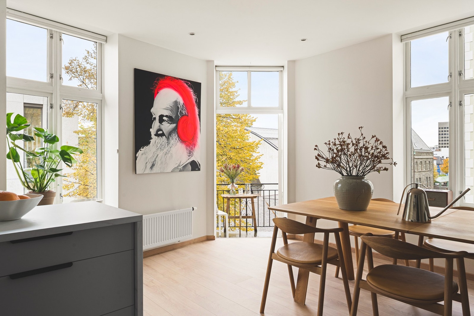 Vi beveger oss inn i den åpne stue- og kjøkkenløsningen. Galleribilde